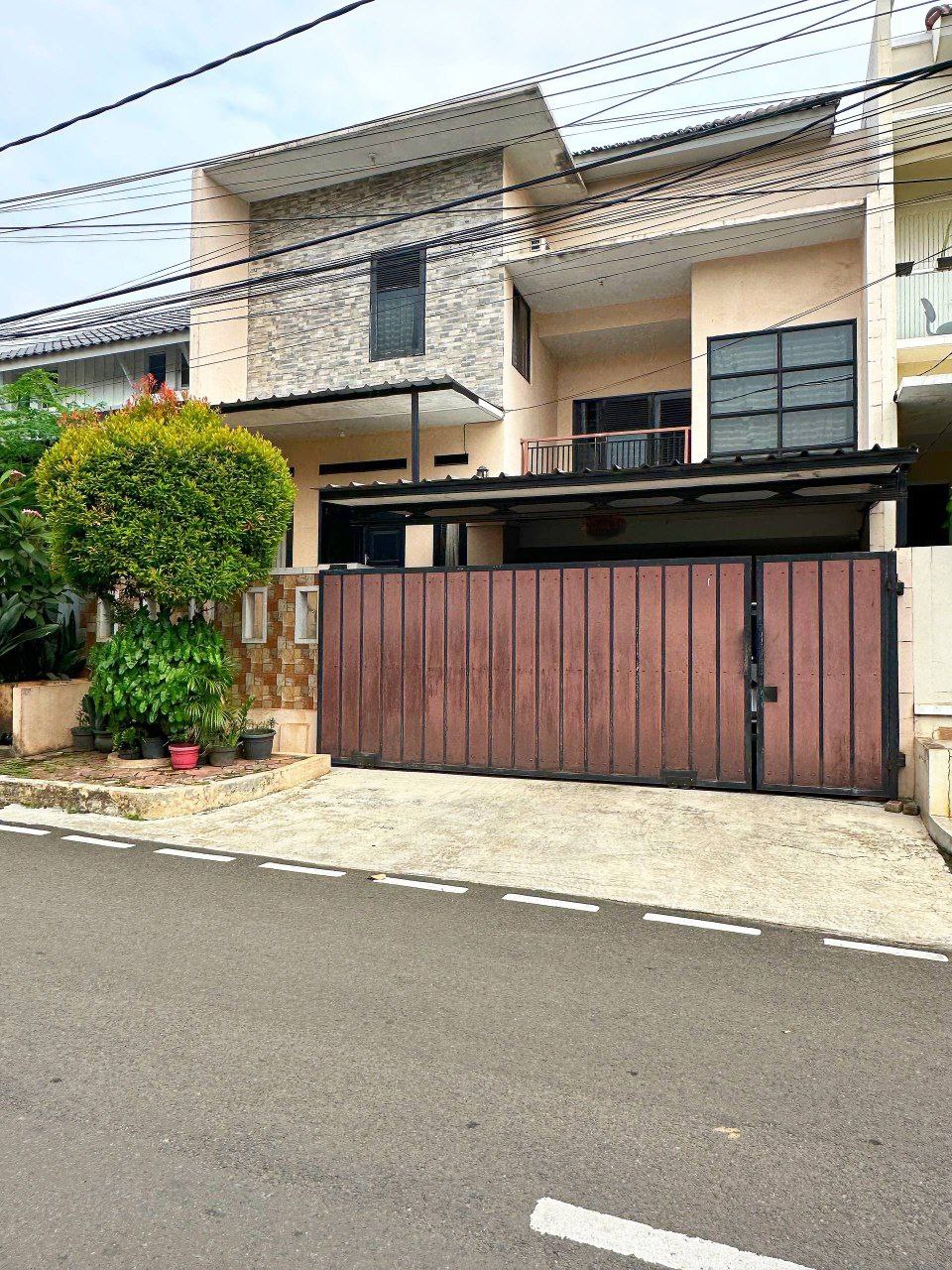 Rumah secon tanah luas Pondok Kelapa Duren Sawit Jakarta Timur
