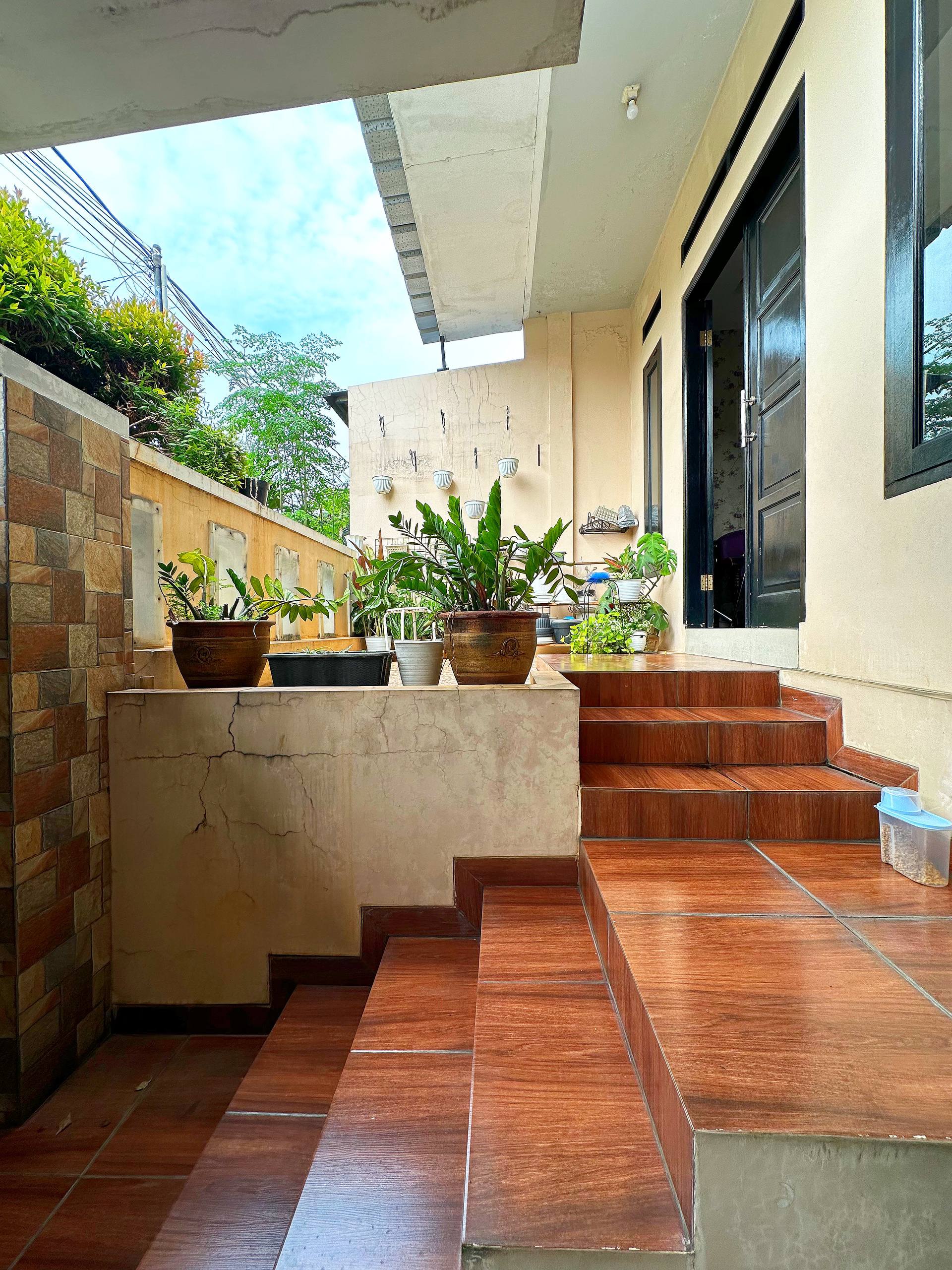 Rumah secon tanah luas Pondok Kelapa Duren Sawit Jakarta Timur