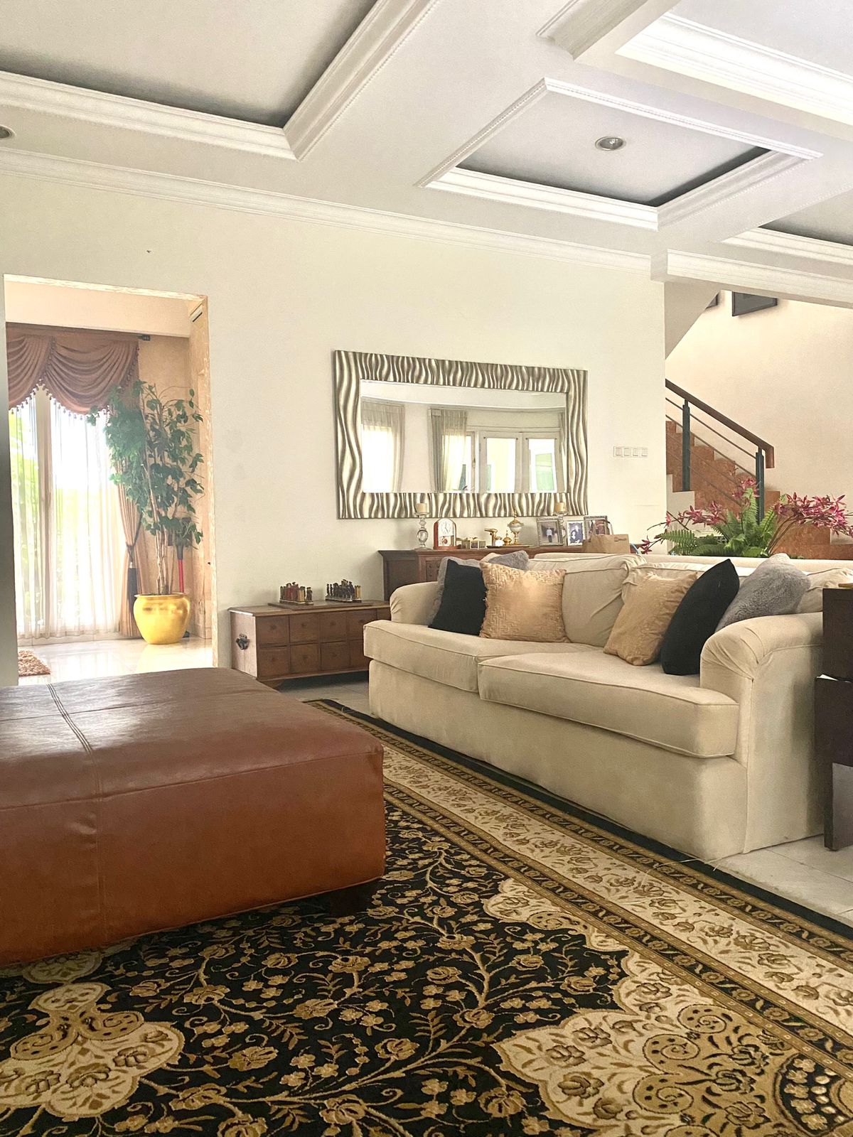 Rumah mewah dalam Komplek Raffles Hills Cibubur semi Furnish