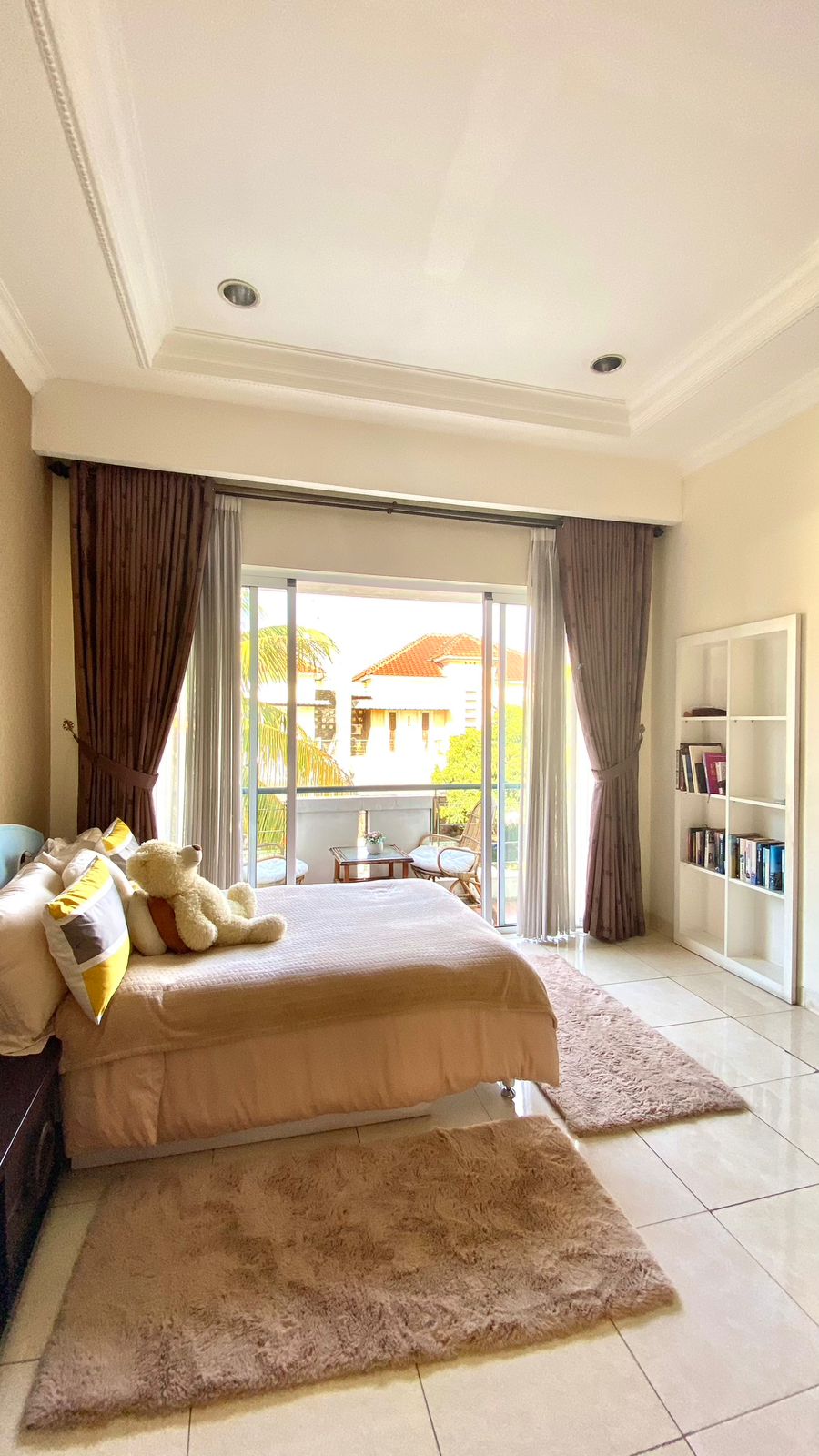 Rumah mewah dalam Komplek Raffles Hills Cibubur semi Furnish