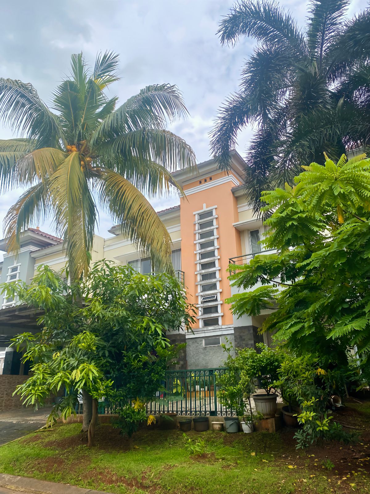 Rumah mewah dalam Komplek Raffles Hills Cibubur semi Furnish