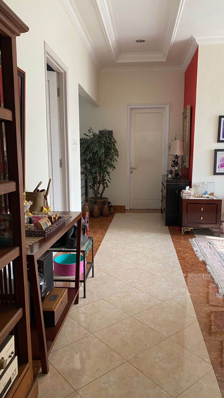 Rumah mewah dalam Komplek Raffles Hills Cibubur semi Furnish