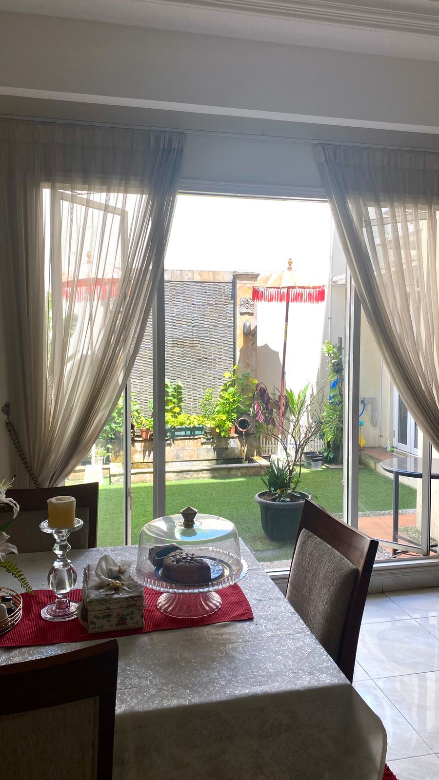 Rumah mewah dalam Komplek Raffles Hills Cibubur semi Furnish