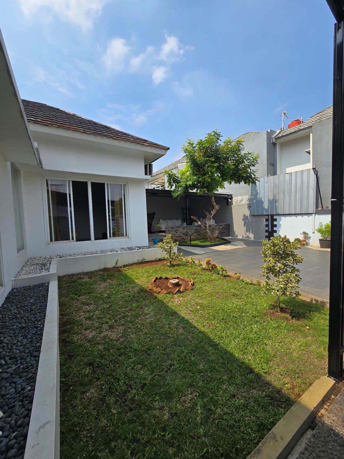 Jual rumah modern di Brigif 2, Ciganjur, Jagakarsa, Jaksel