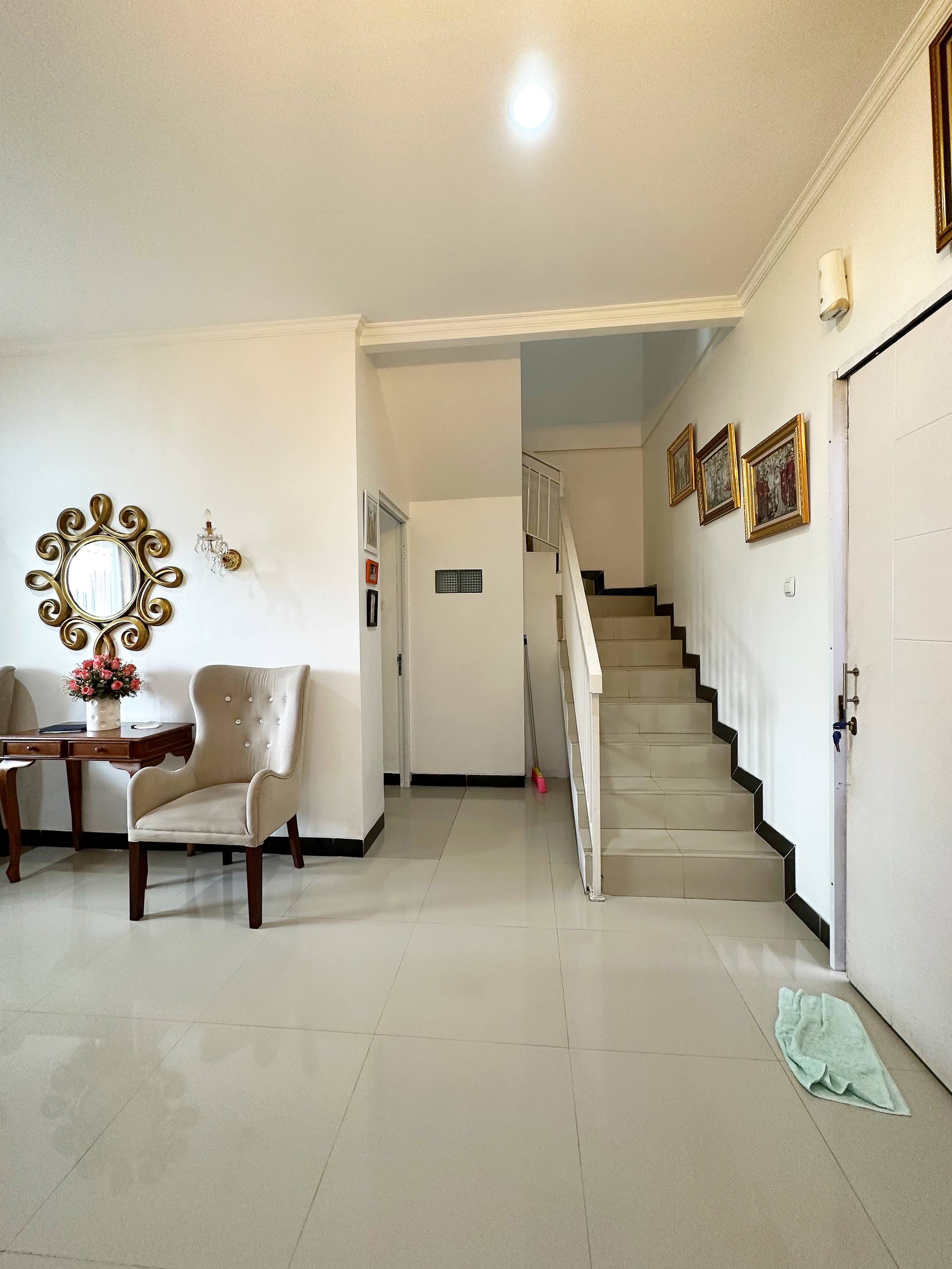 Rumah second 2lantai nyaman terawat di Pondok Melati Kota Bekasi