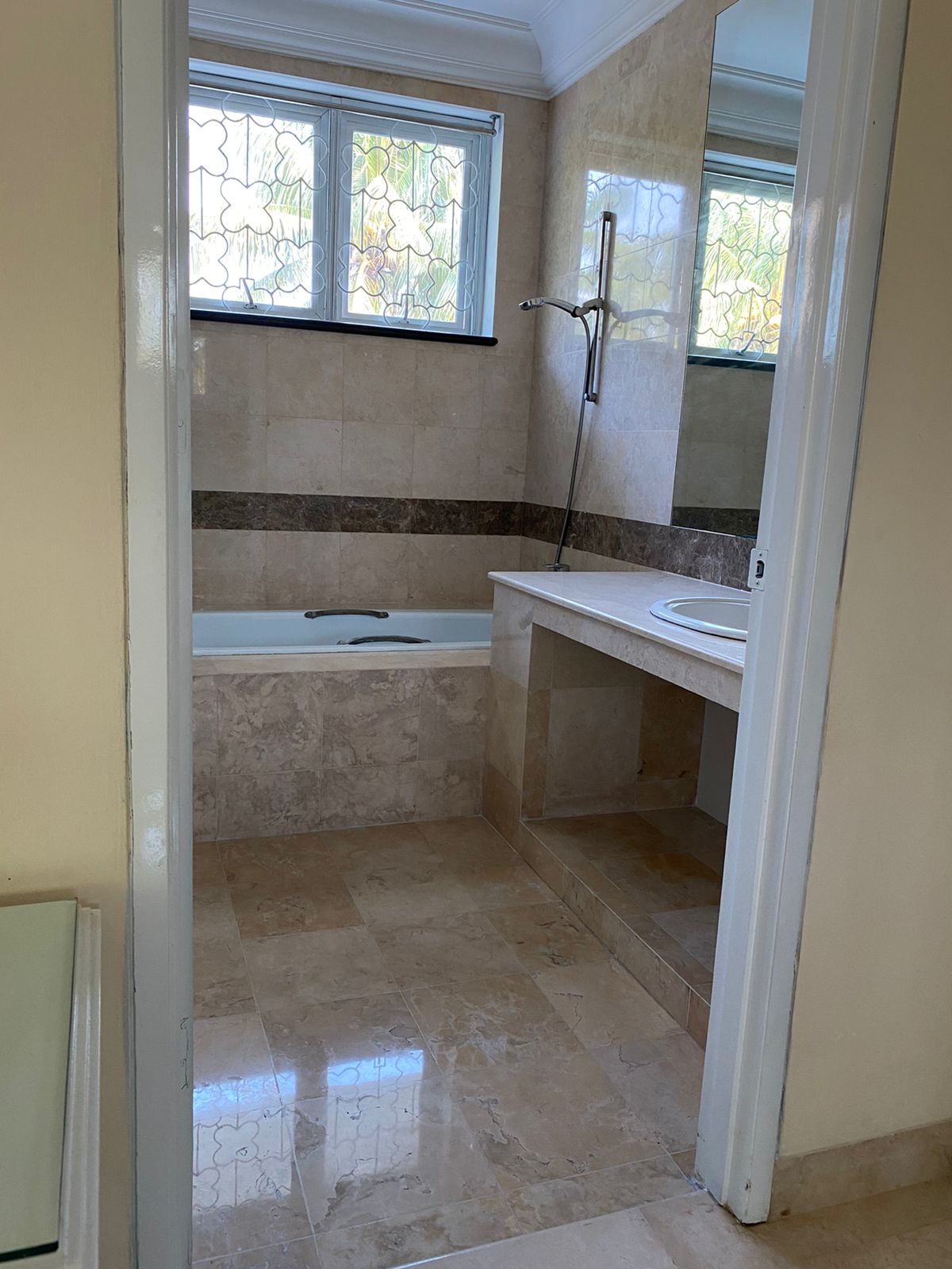 Jual/Sewa rumah mewah di Pantai Kuta V, Ancol Timur, Pademangan