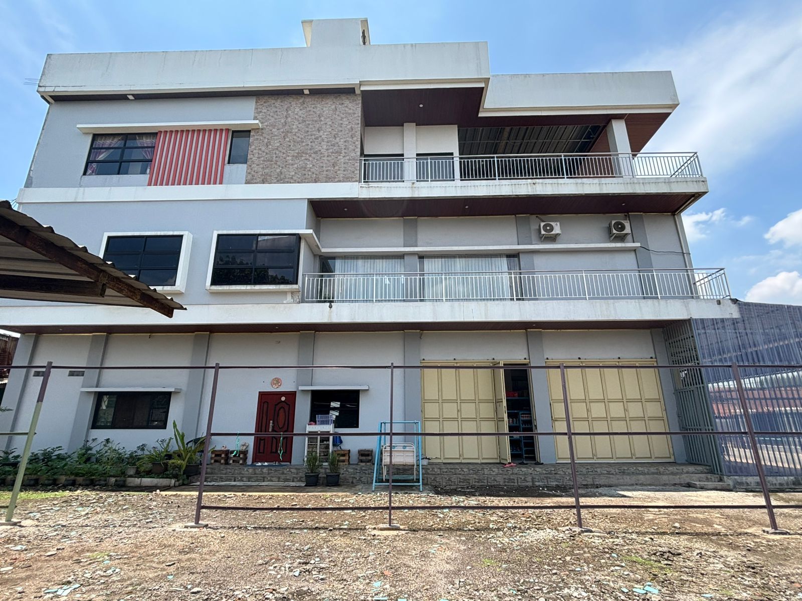 Jual Rumah dengan bangunan tanah kosong di Taman Rahayu, Setu