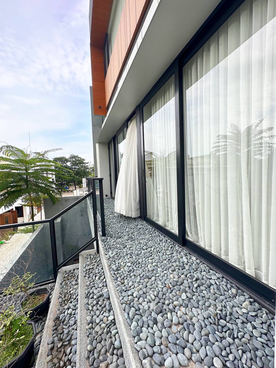 Rumah bonus furnish kolam renang lokasi Cipinang Jakarta Timur