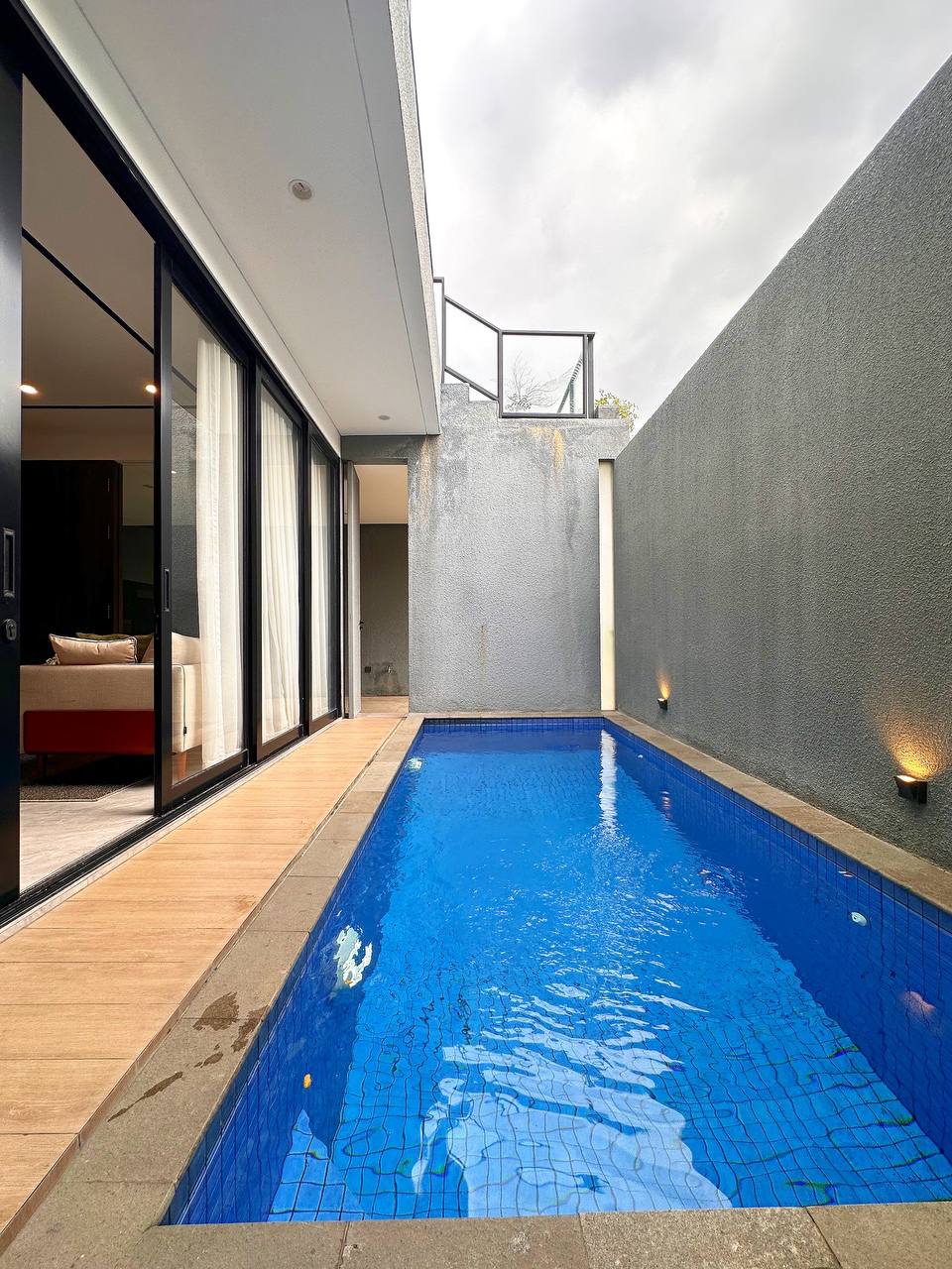 Rumah bonus furnish kolam renang lokasi Cipinang Jakarta Timur