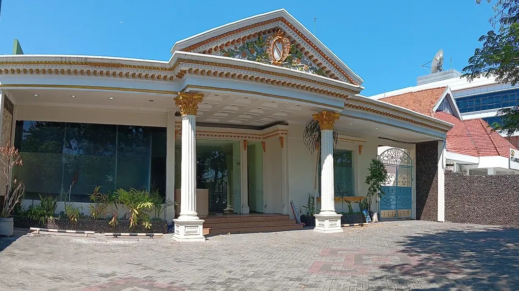 Rumah Usaha Raya Darmo Sebelah KCU BCA Super Strategis