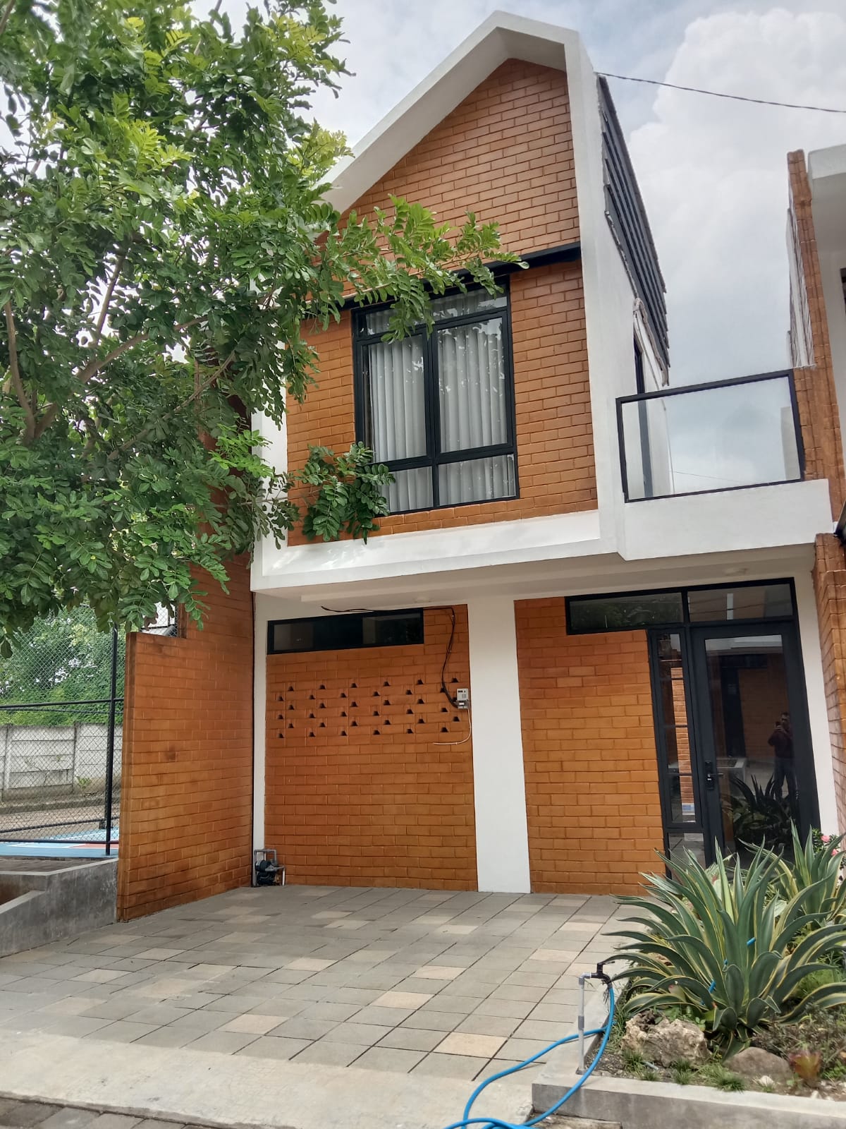 RUMAH BERNUANSA VILLA DEKAT SURABAYA