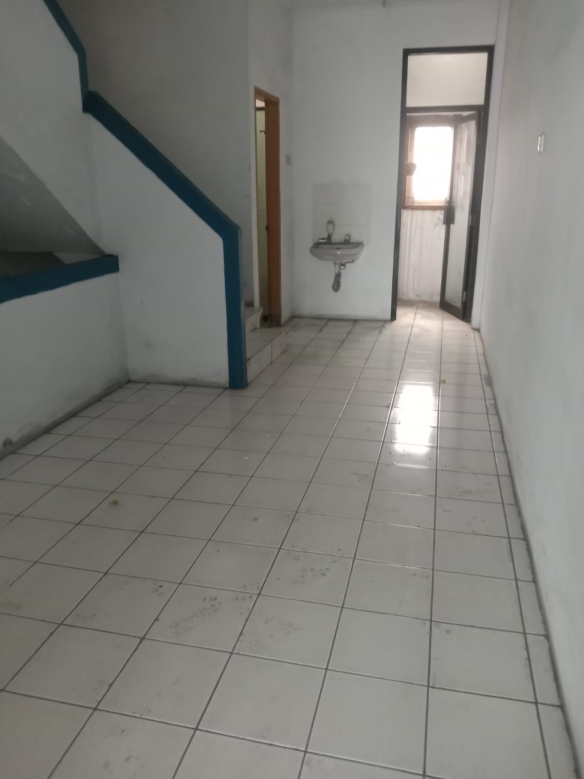 Sewa Ruko 3 lantai di raya Serpong, Tangerang Selatan