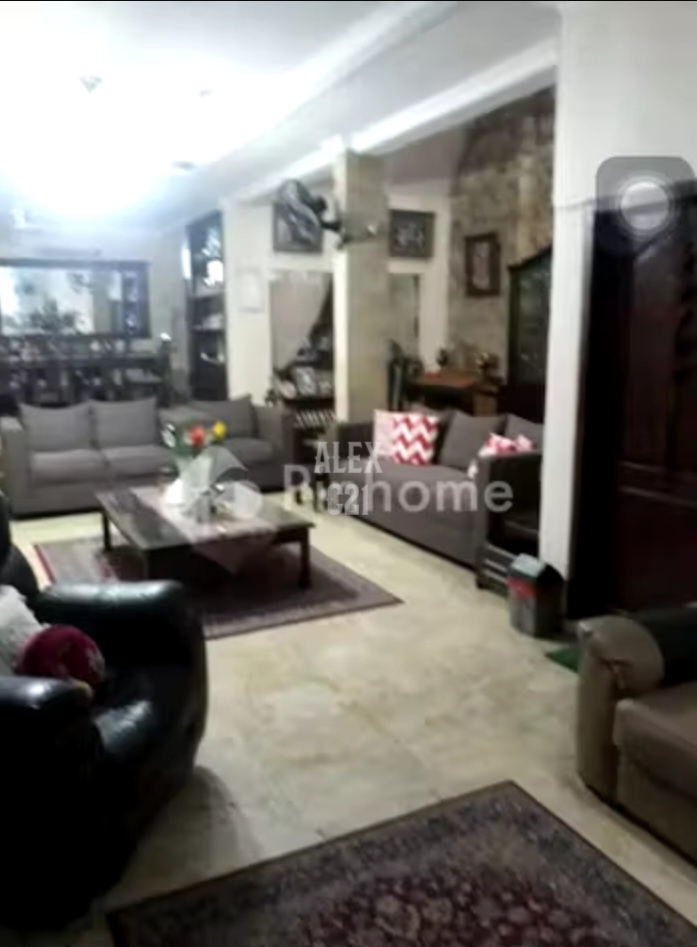 Jual Rumah Berikut Kost 10M (nego) di KRAMAT JAYA BARU