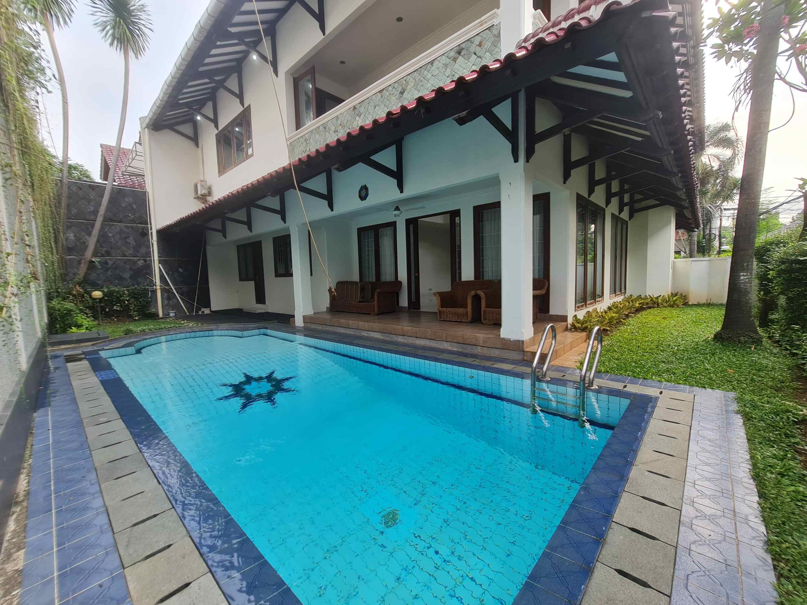 Jual Rumah Mewah di jalan Bunga Flamboyan, Jakarta Selatan