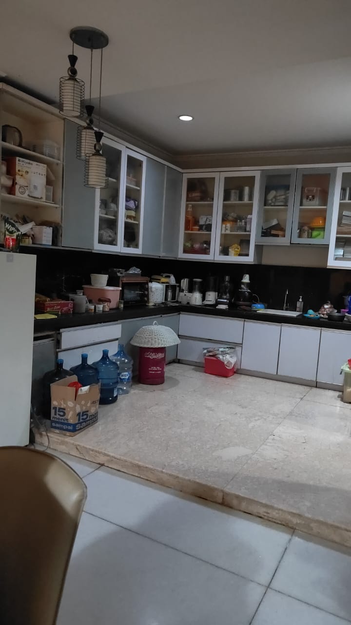 Jual rumah elegan dan strategis di Sitrun, Kebon Jeruk, Jakarta