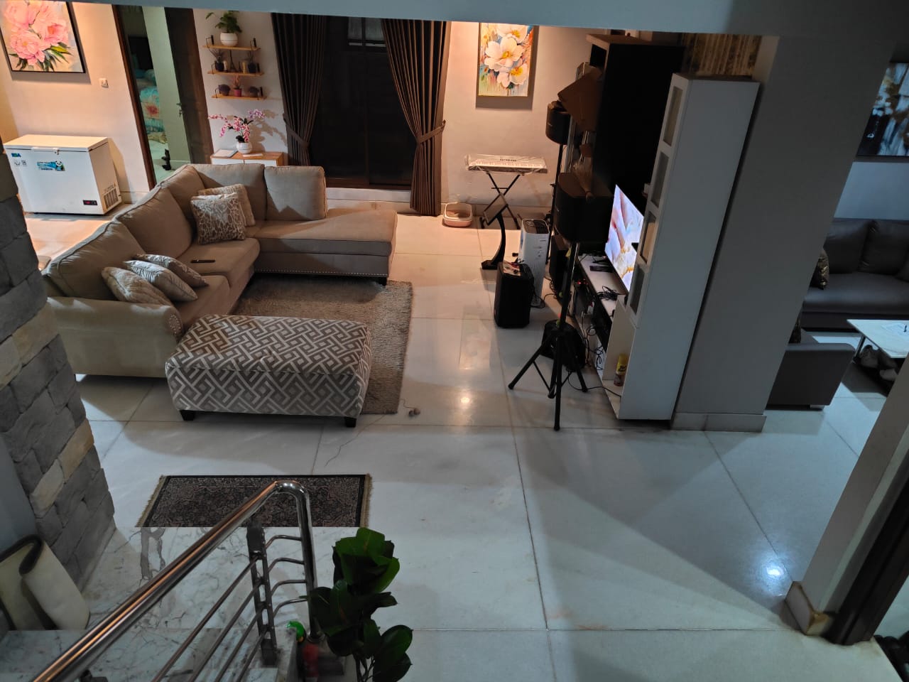 Jual rumah elegan dan strategis di Sitrun, Kebon Jeruk, Jakarta