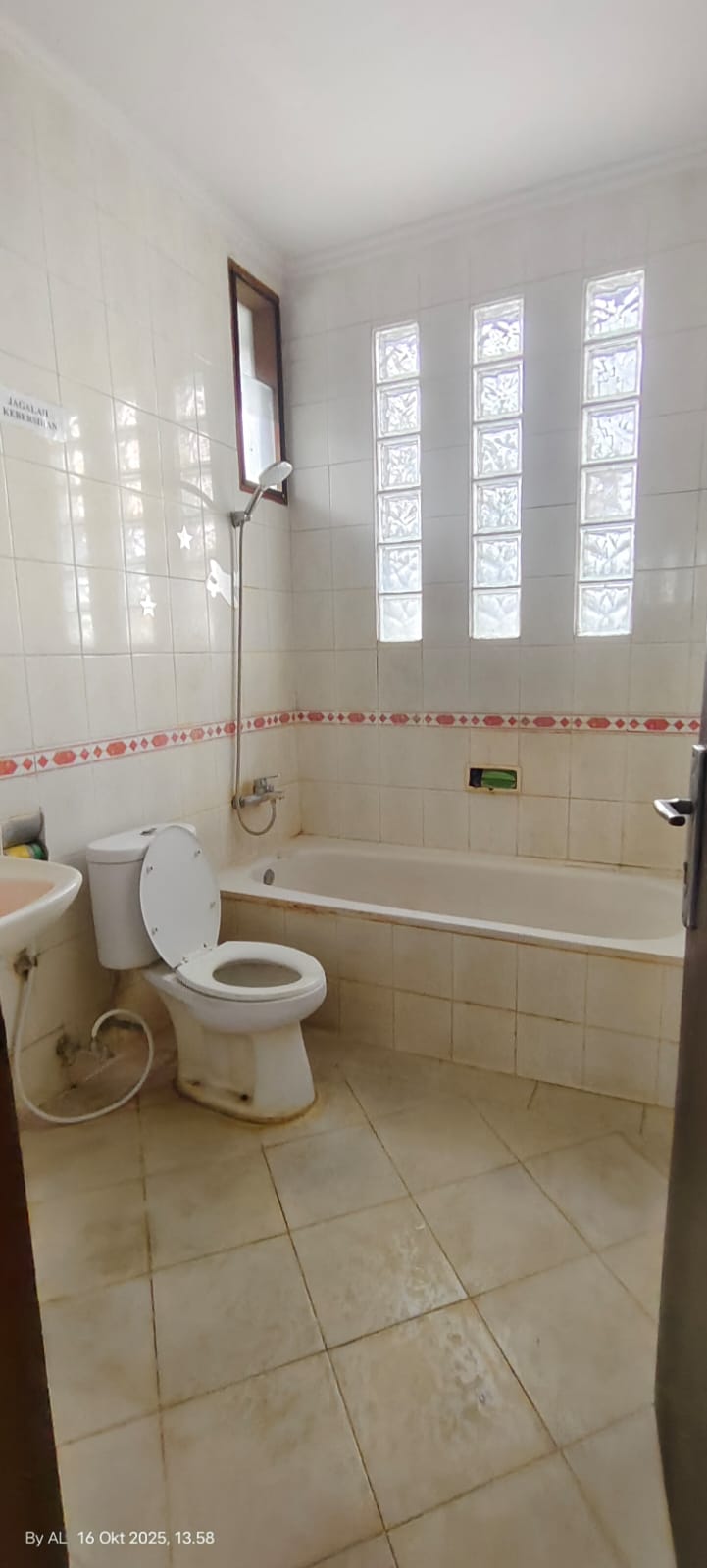 Jual rumah mewah dan luas di komplek Graha Taman Blok HC2