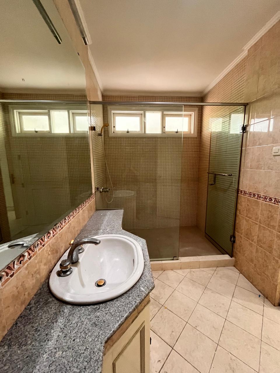 Sewa rumah 2 lantai di Jl. Imam Bonjol, Menteng, Jakarta Pusat