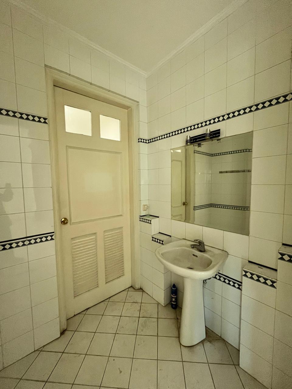 Disewakan rumah 2 lantai di Jl. Imam Bonjol, Menteng, Jakarta