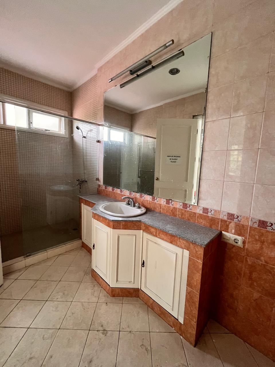 Sewa rumah 2 lantai di Jl. Imam Bonjol, Menteng, Jakarta Pusat