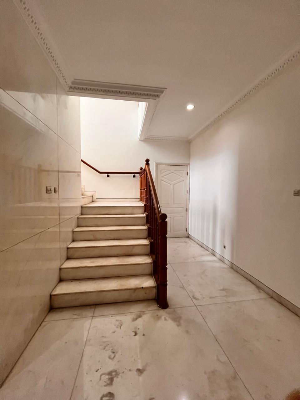 Sewa rumah 2 lantai di Jl. Imam Bonjol, Menteng, Jakarta Pusat