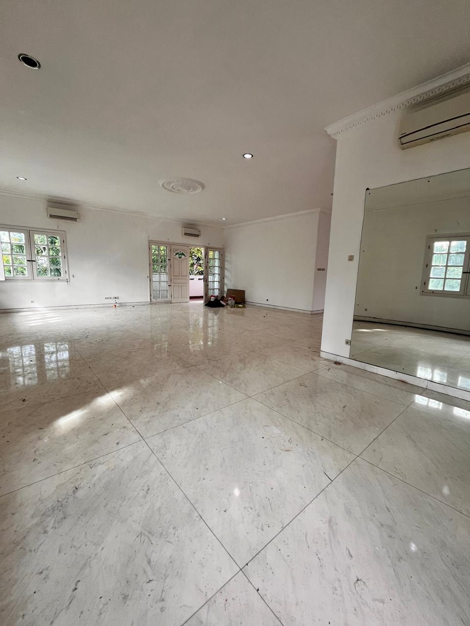 Disewakan rumah 2 lantai di Jl. Imam Bonjol, Menteng, Jakarta