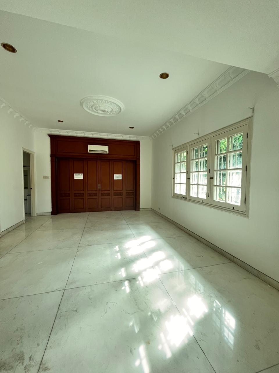 Disewakan rumah 2 lantai di Jl. Imam Bonjol, Menteng, Jakarta