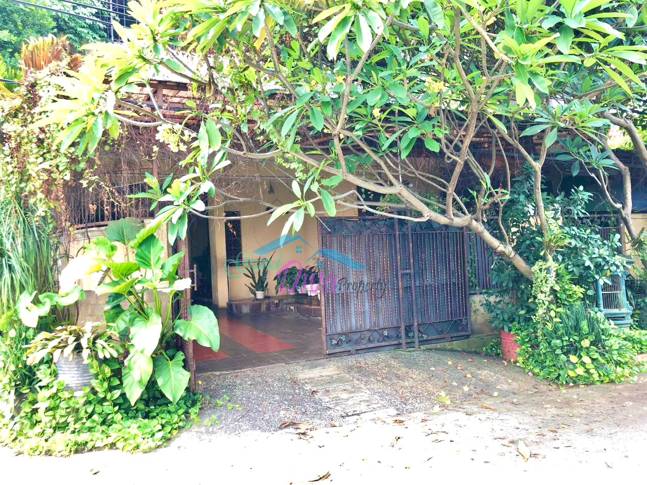 RUMAH HOOK BAGUS DAN LUAS DI JATIBENING ESTATE DEKAT TO