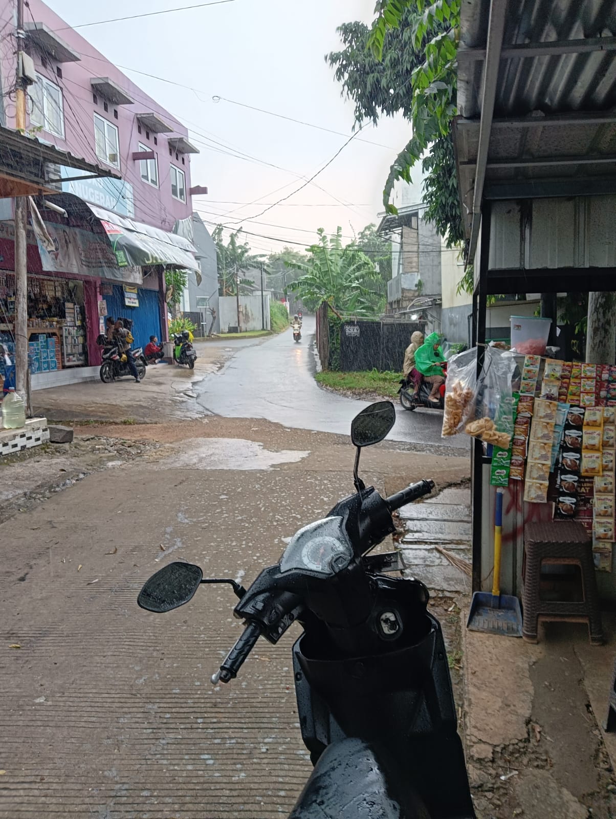 Tanah di Pinggir GDC sebelah toko daging nusantara
