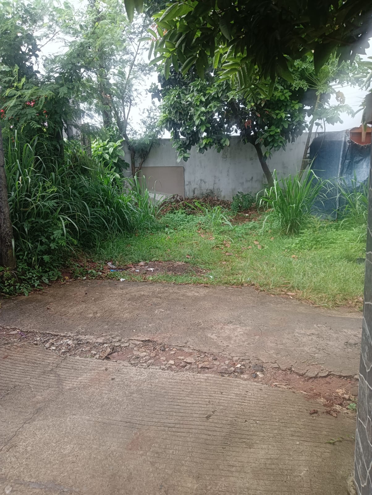 Tanah di Pinggir GDC sebelah toko daging nusantara