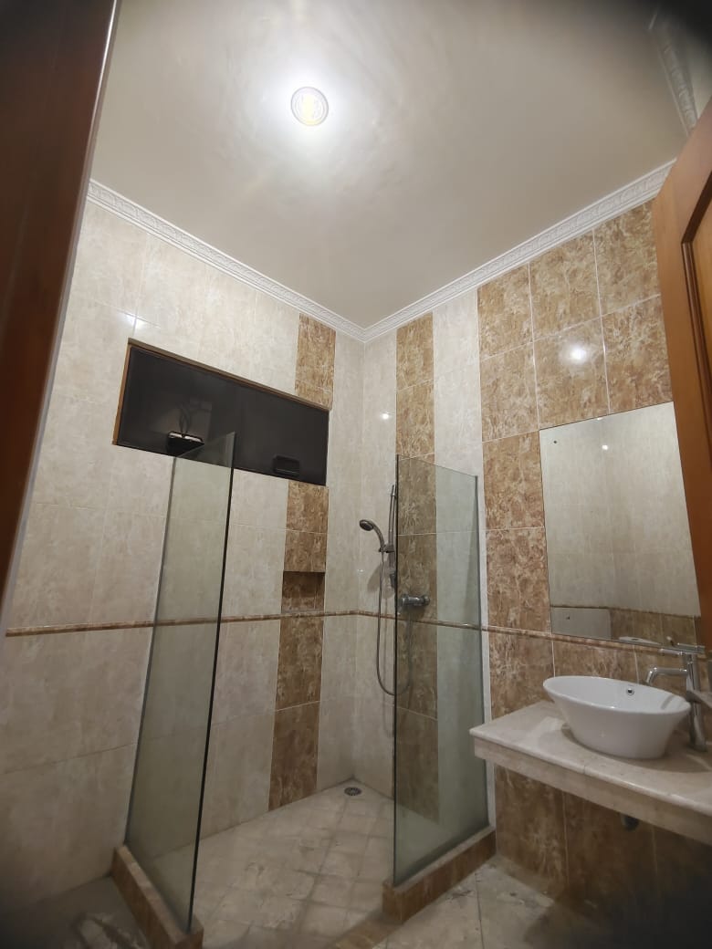 Sewa Rumah Mewah Siap Huni di Pusat Kota Jalan Kecilung, Genteng