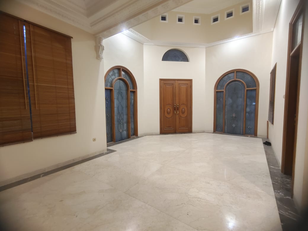 Sewa Rumah Mewah Siap Huni di Pusat Kota Jalan Kecilung, Genteng