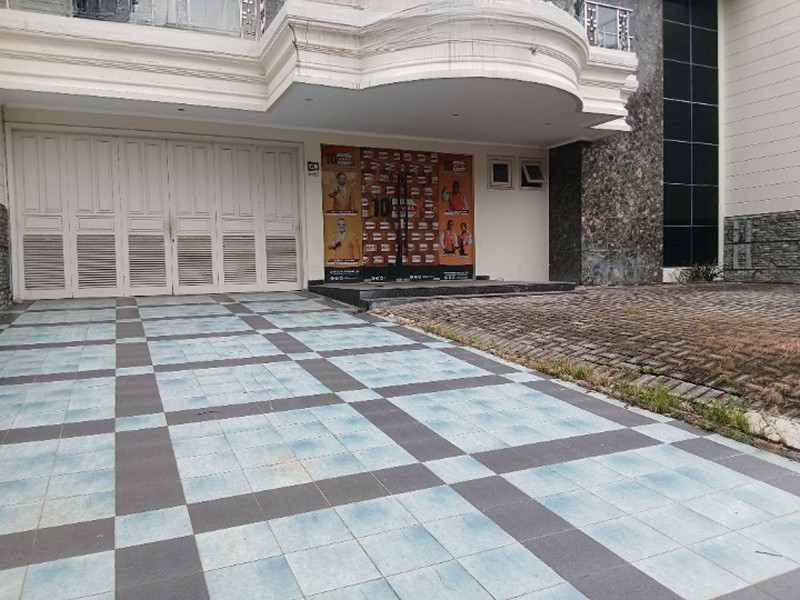 Sewa Rumah Komersial Mewah Strategis di Jalan Imam Bonjol, Tegal