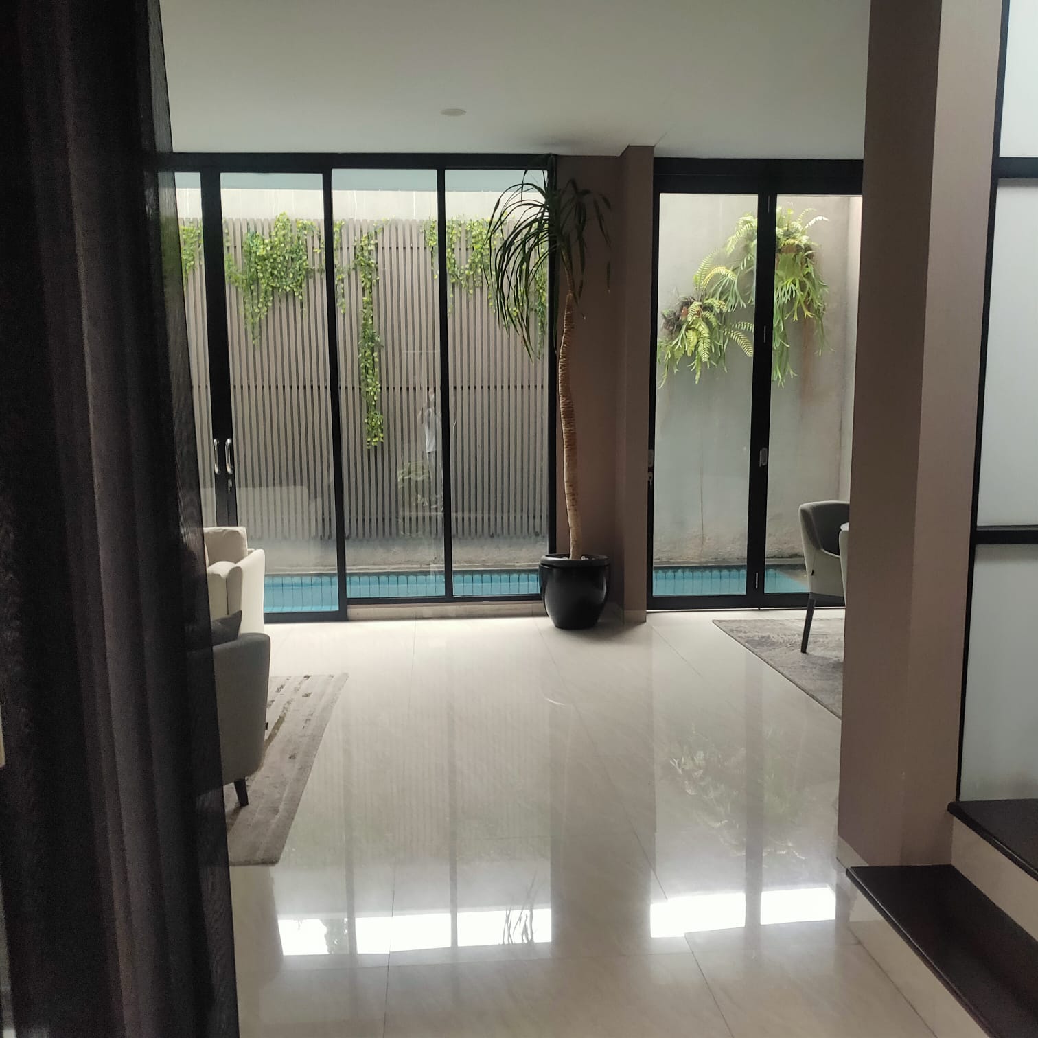 Jual town house cluster baru dengan swimming pool di Jeruk Purut