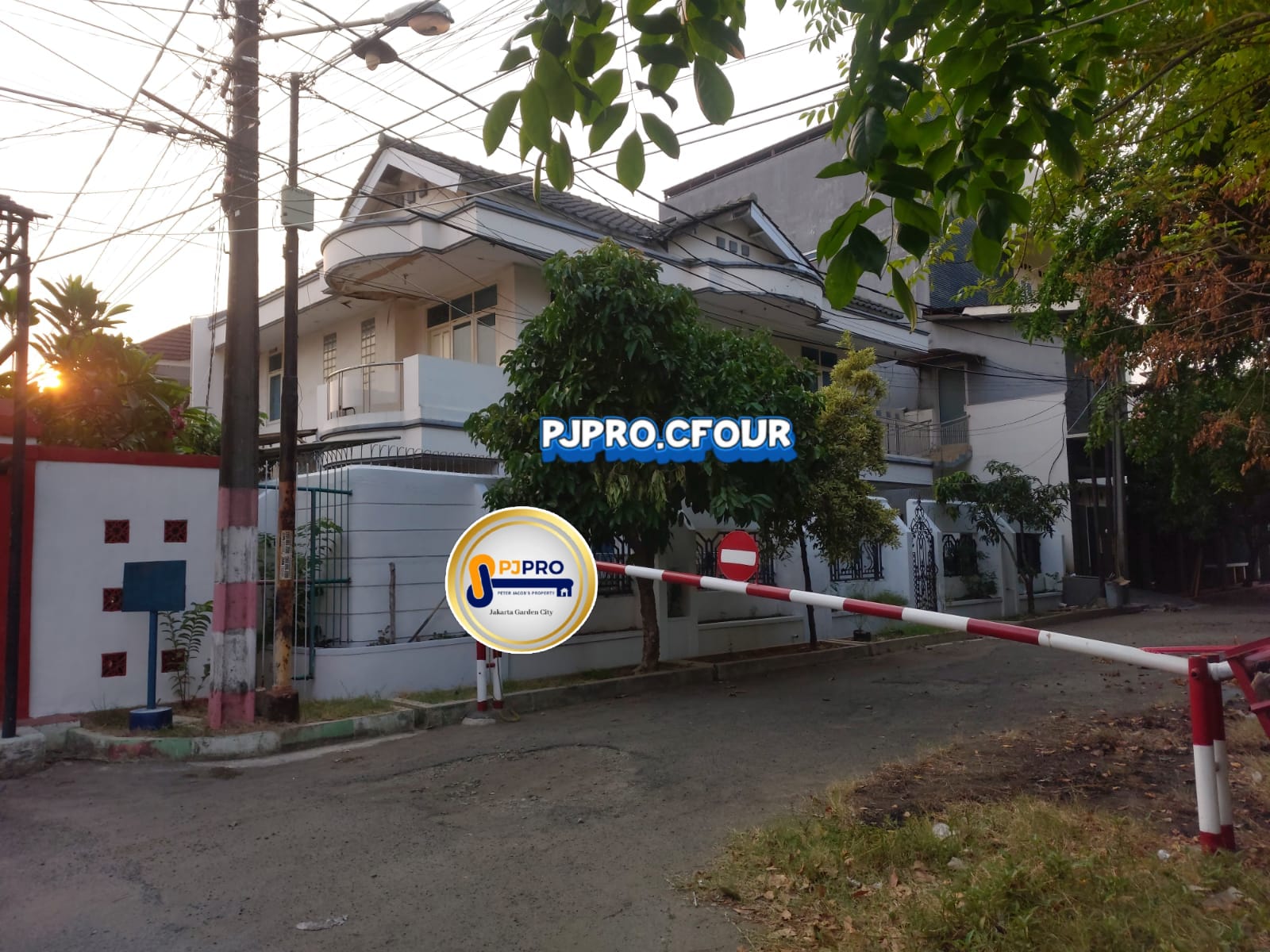 Dijual Rumah Besar dengan Posisi Hook di Harapan Indah Bekasi