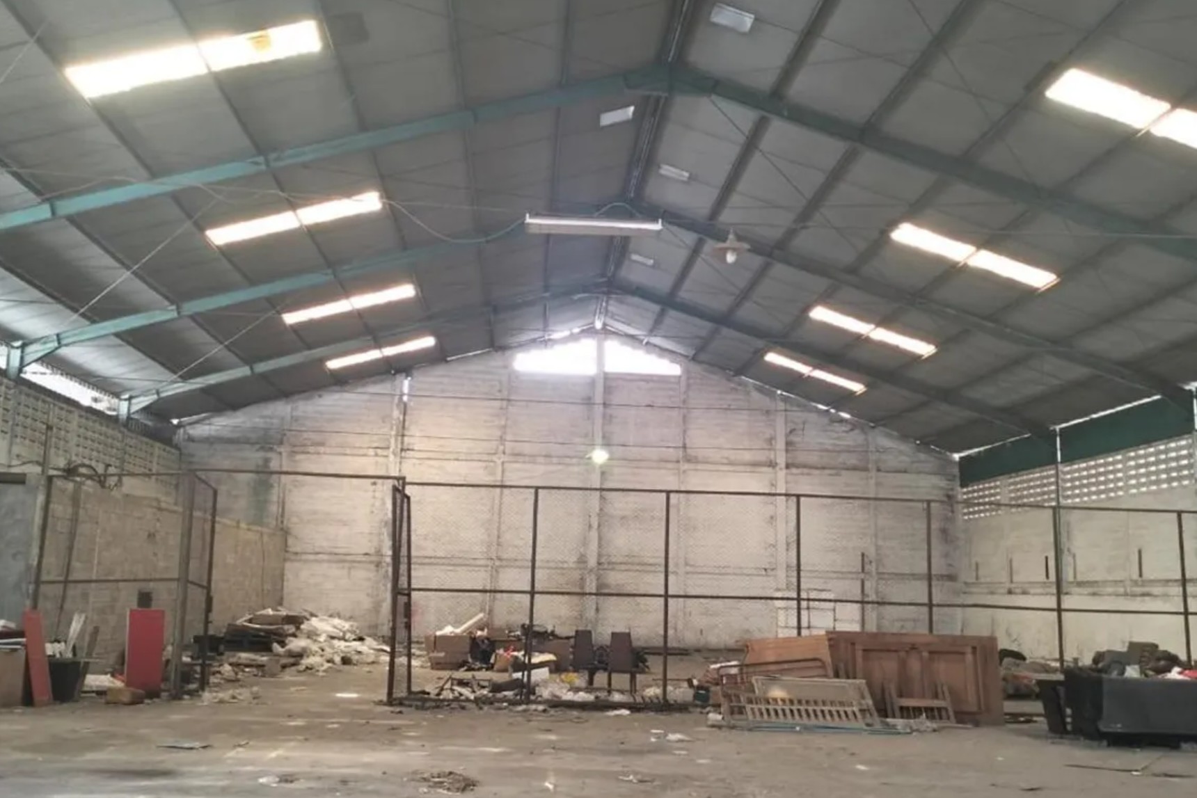 Gedung 3 Lantai dan Gudang Raya Tandes Tanjungsari Surabaya Pusa