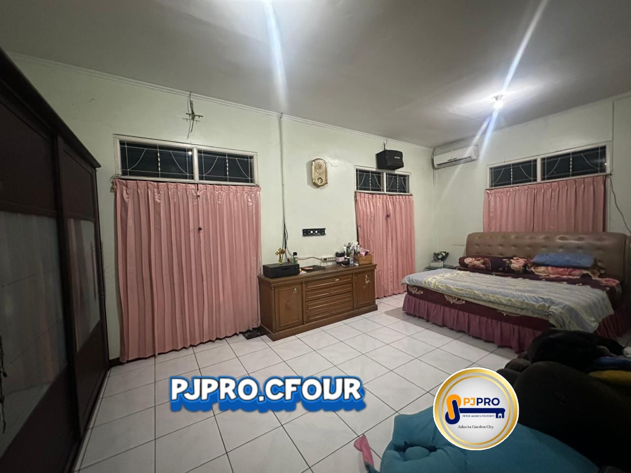 Dijual Rumah Besar dengan Posisi Hook di Harapan Indah Bekasi