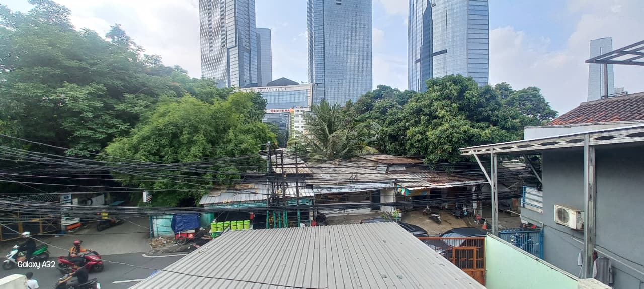 Rumah Super Strategis Pinggir Jalan Raya Area Karet, 750 Meter k