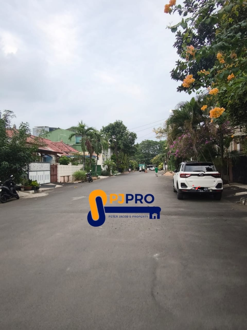 Dijual Rumah Bagus Besar di Bulevar Harapan Indah Bekasi