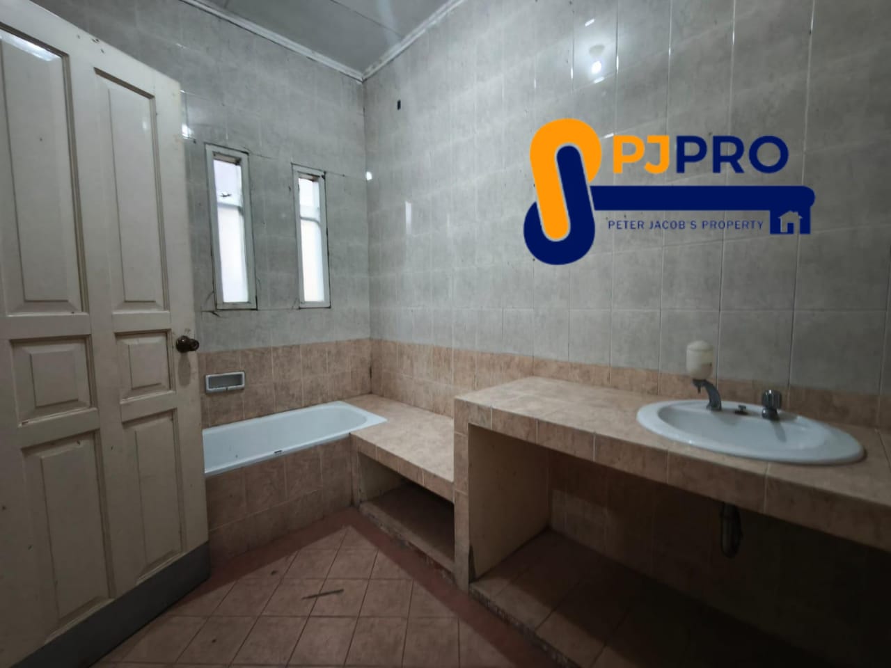 Dijual Rumah Bagus Besar di Bulevar Harapan Indah Bekasi