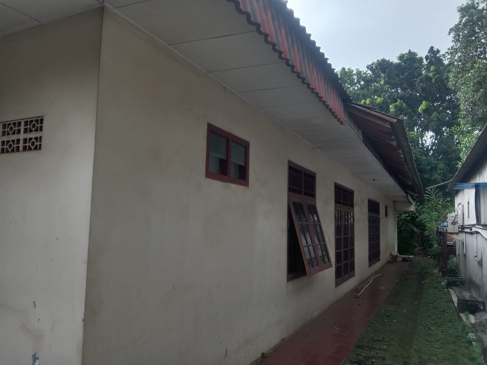 Jual rumah tua dan luas di Pertukangaan Utara, Pesanggrahan