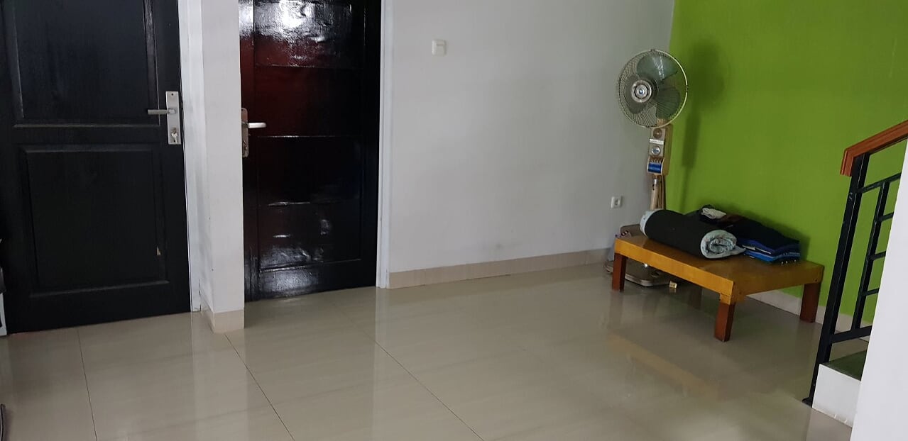 Rumah 2 lantai Huk Second dalam perumahan di Tipar Depok