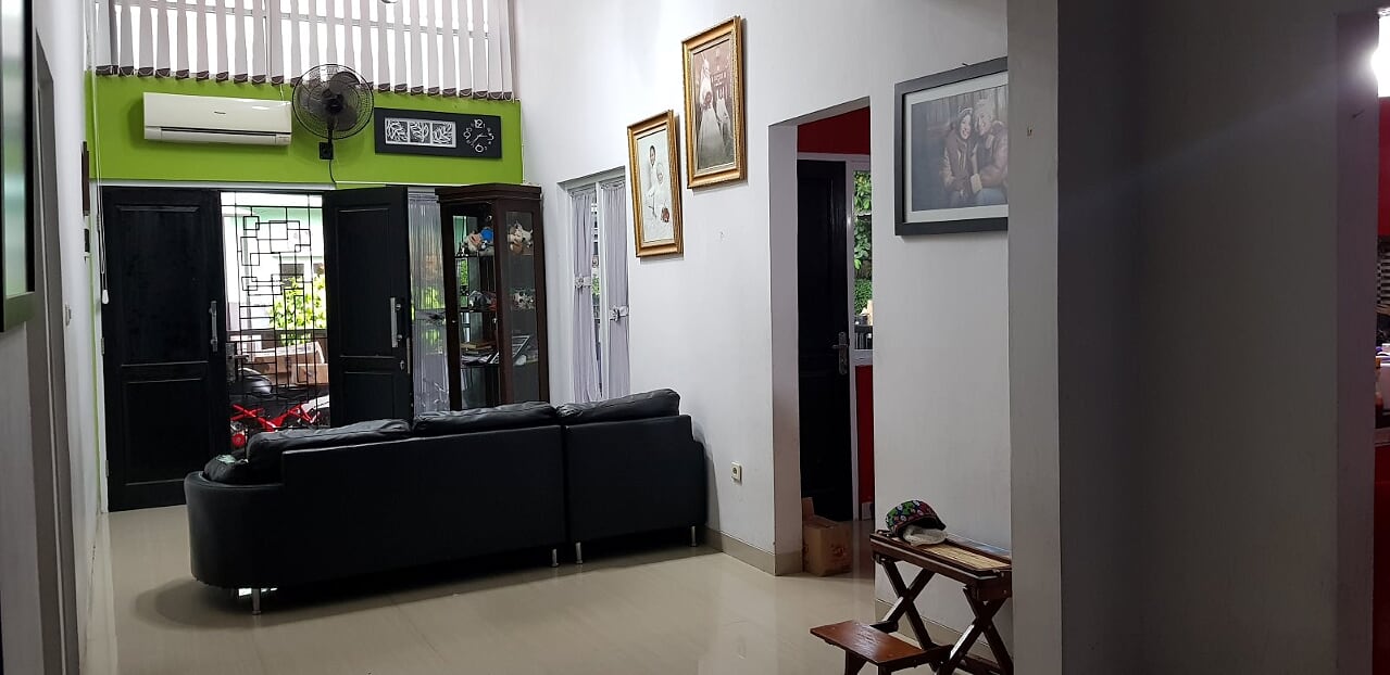 Rumah 2 lantai Huk Second dalam perumahan di Tipar Depok