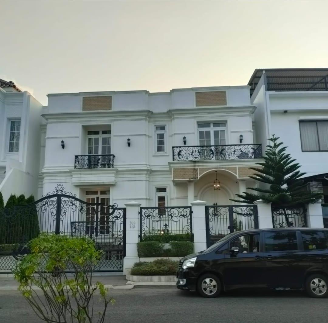 Jual rumah modern american classic style di Raya Taman Golf,