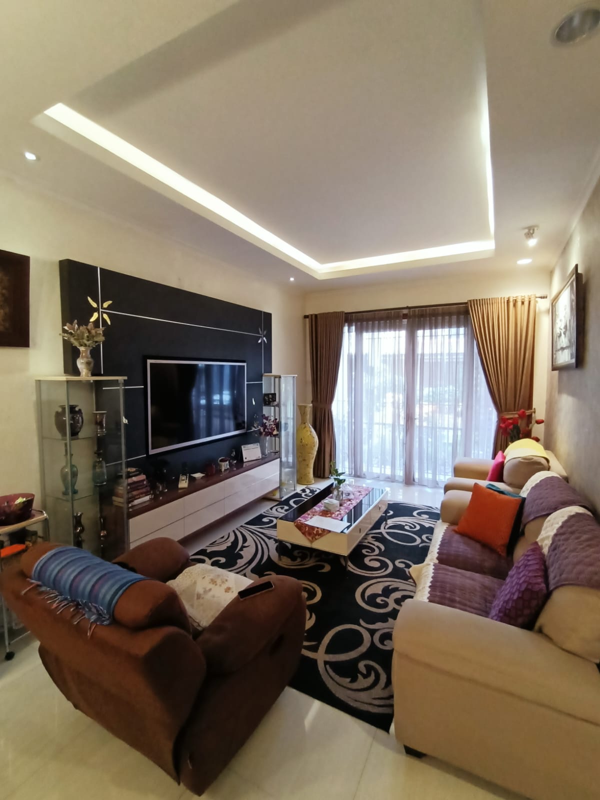 Jual rumah modern dengan lokasi strategis di Kencana Loka 2, BSD