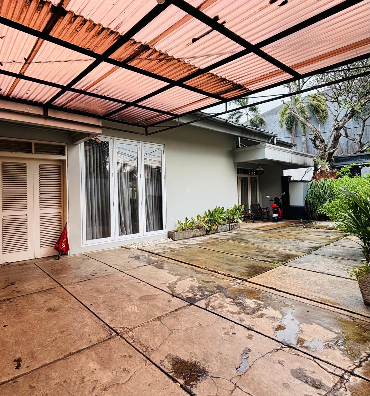 Sewa rumah luas dengan pool di Cilandak Barat ,Jakarta Selatan