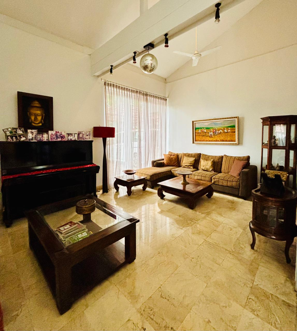 Sewa rumah luas dengan pool di Cilandak Barat ,Jakarta Selatan