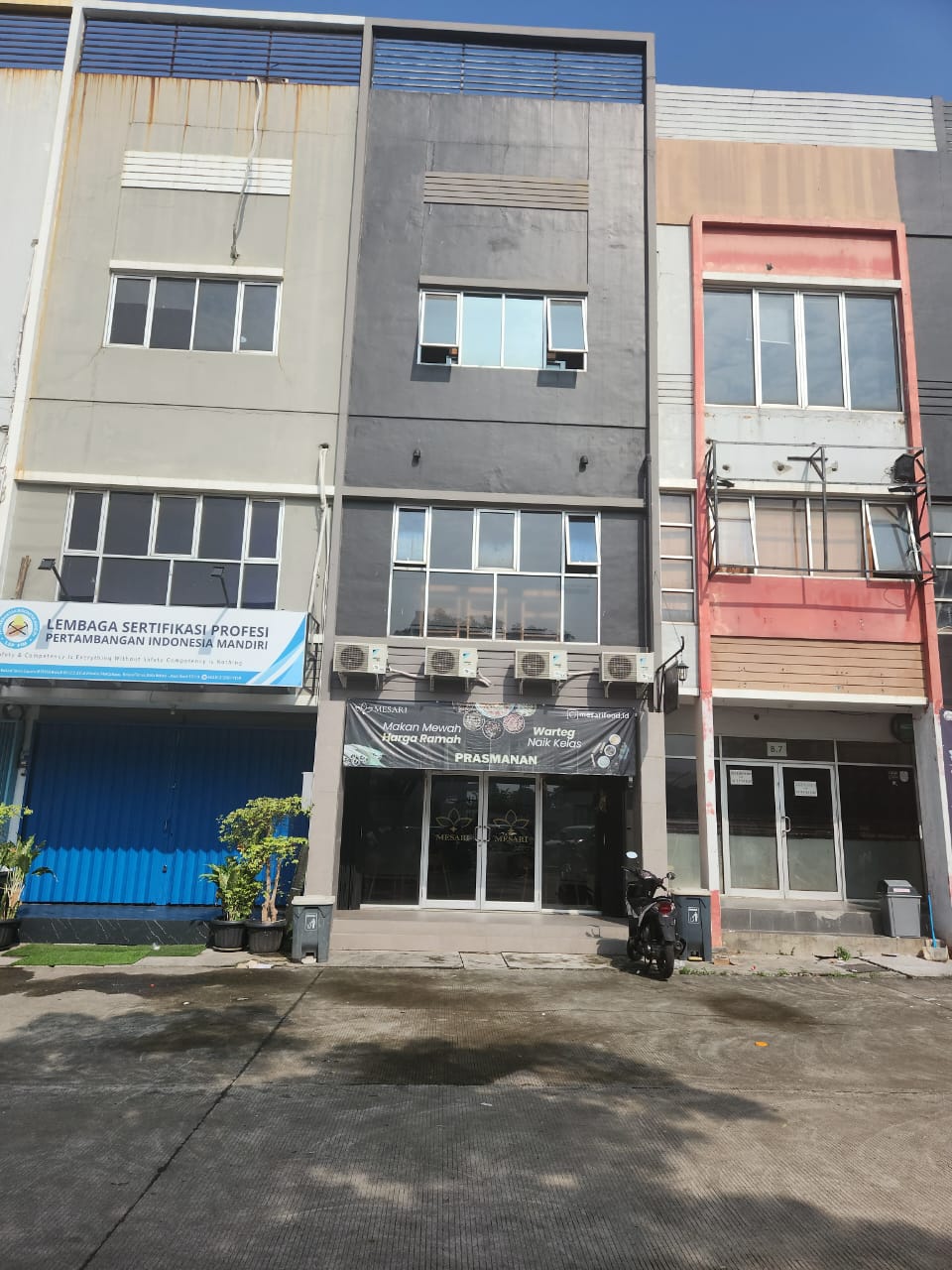 Jual ruko full furnished dan strategis di Bekasi Town Square