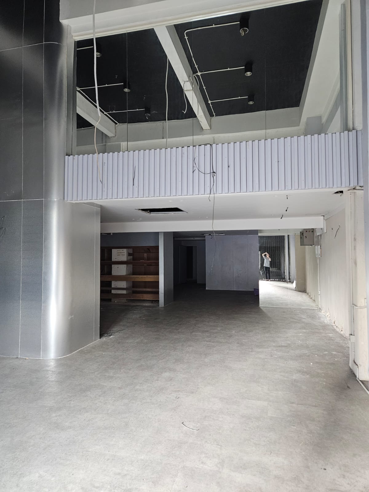 Sewa ruko gandeng besar dekat Rcti di Kebon Jeruk, Jakarta Barat