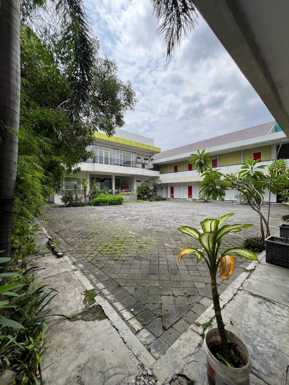 Gedung Eks Hotel Nempel Jl Raya MERR Strategis Harga Termurah